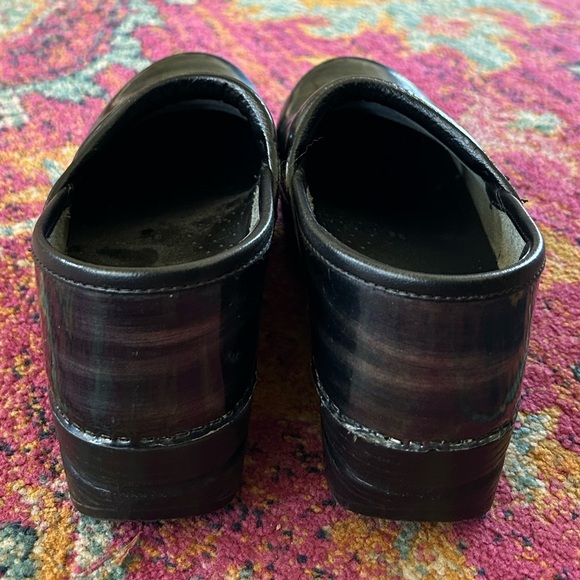 🔥Dansko | Women’s Black/Silver/Midnight Blue Ethereal Striped Leather Clogs sz 8 - Picture 3 of 12